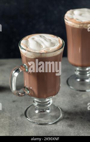 Remontée mécanique chaude, cocktail au chocolat chaud et crème fouettée Banque D'Images