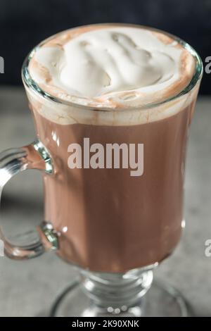 Remontée mécanique chaude, cocktail au chocolat chaud et crème fouettée Banque D'Images