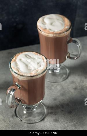 Remontée mécanique chaude, cocktail au chocolat chaud et crème fouettée Banque D'Images