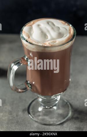 Remontée mécanique chaude, cocktail au chocolat chaud et crème fouettée Banque D'Images