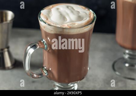 Remontée mécanique chaude, cocktail au chocolat chaud et crème fouettée Banque D'Images