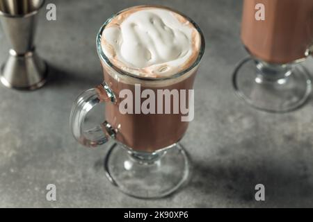 Remontée mécanique chaude, cocktail au chocolat chaud et crème fouettée Banque D'Images