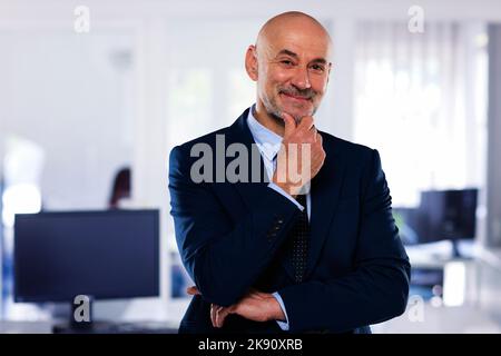 Homme d'affaires souriant et attentionné au bureau. Homme professionnel portant un costume et une cravate. Banque D'Images