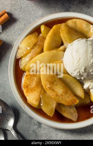 Pommes maison au four à la cannelle avec beurre et sucre Banque D'Images