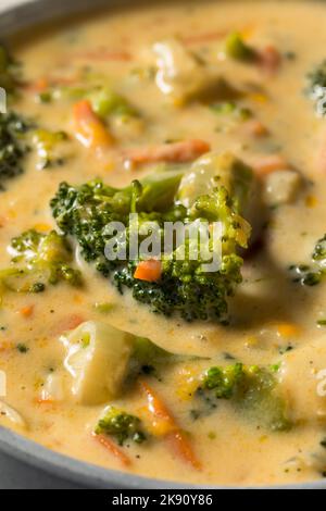 Soupe maison de cheddar à brocoli saine avec pain Banque D'Images