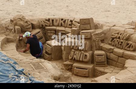 Sculpteur de sable travaillant la création de commodes sur la plage Playa de San Lorenzo Gijon Asturias Espagne Banque D'Images