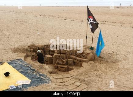 Sculpteur de sable travaillant la création de commodes sur la plage Playa de San Lorenzo Gijon Asturias Espagne Banque D'Images