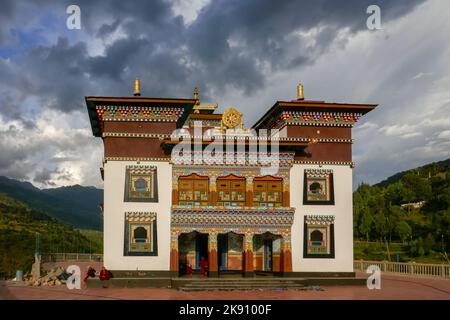 Vue panoramique sur le temple bouddhiste et le monastère Rangjung Woesel Choeling sous un ciel aux nuages sombres, quartier de Trashigang, est du Bhoutan Banque D'Images