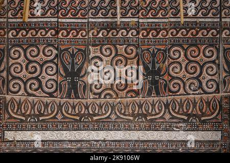 Belle Toraja conception ethnique et motif sculpté et peint sur la maison traditionnelle tongkonan dans le village de Bori, Sulawesi Sud, Indonésie Banque D'Images