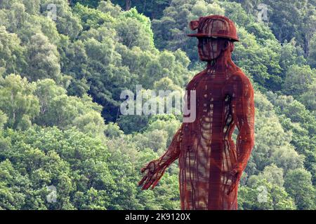 Six Bells Mining Memorial surplombant le village minier d'Abertillery, Ebbw Vale, Blaenau Gwent, au sud du pays de Galles, commémorant la catastrophe minière de 1960 Banque D'Images