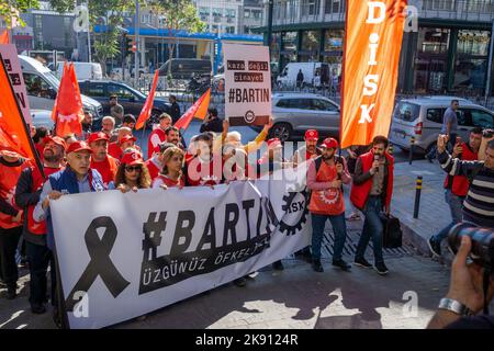 25 octobre 2022: La Confédération des syndicats révolutionnaires (DISK) a protesté contre la catastrophe minière à Amasra, qui a entraîné la mort de 41 travailleurs, à Istanbul, au Turkiye, sur 25 octobre 2022. Selon les données de l'Organisation internationale du travail, la Turquie a l'un des taux de mortalité les plus élevés de l'industrie minière. (Image de crédit : © Tolga Ildun/ZUMA Press Wire) Banque D'Images