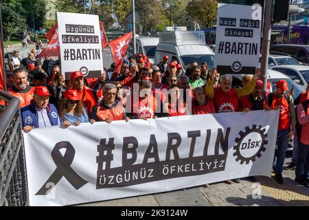 25 octobre 2022: La Confédération des syndicats révolutionnaires (DISK) a protesté contre la catastrophe minière à Amasra, qui a entraîné la mort de 41 travailleurs, à Istanbul, au Turkiye, sur 25 octobre 2022. Selon les données de l'Organisation internationale du travail, la Turquie a l'un des taux de mortalité les plus élevés de l'industrie minière. (Image de crédit : © Tolga Ildun/ZUMA Press Wire) Banque D'Images