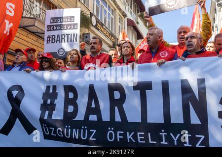 25 octobre 2022: La Confédération des syndicats révolutionnaires (DISK) a protesté contre la catastrophe minière à Amasra, qui a entraîné la mort de 41 travailleurs, à Istanbul, au Turkiye, sur 25 octobre 2022. Selon les données de l'Organisation internationale du travail, la Turquie a l'un des taux de mortalité les plus élevés de l'industrie minière. (Image de crédit : © Tolga Ildun/ZUMA Press Wire) Banque D'Images