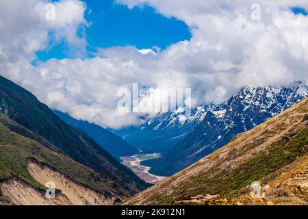 Les belles montagnes de la vallée de Yumesamdong avec des nuages moelleux Banque D'Images