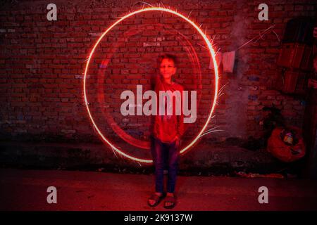 Katmandou, Népal. 25th octobre 2022. Un garçon allume un feu de feu pendant le festival Tihar, également connu sous le nom de Diwali, le festival des lumières à Katmandou. (Photo de Skanda Gautam/SOPA Images/Sipa USA) crédit: SIPA USA/Alay Live News Banque D'Images