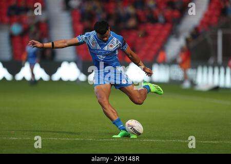 Stephen Crichton de Samoa commence à but lors de la coupe du monde 2021 de la Ligue de rugby Un match entre Samoa et la Grèce au stade Eco-Power, Doncaster, le dimanche 23rd octobre 2022. (Credit: Mark Fletcher | MI News ) Credit: MI News & Sport /Alay Live News Banque D'Images