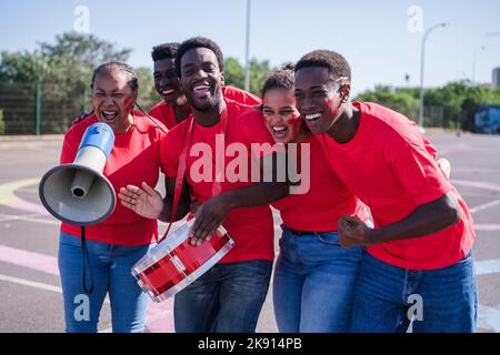 Groupe de fans d'équipes africaines applaudissent avec joie pour leur équipe lors de la coupe du monde Banque D'Images