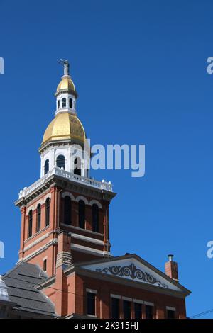 Photo verticale du palais de justice du comté de Dubuque avec un ciel bleu en arrière-plan, Iowa, États-Unis Banque D'Images