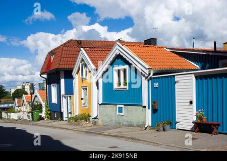 Maisons en bois colorées à Bjorkholmen, le plus ancien quartier de Karlskrona, en Suède Banque D'Images