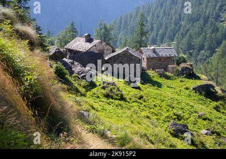 Les anciens chalets dans la lumière du matin - vallée de la Valsie - Italie. Banque D'Images