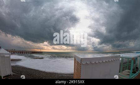 Sotchi, Russie - 5 juin 2021: Le remblai de la mer Noire près de la ville de Sotchi Adler après la tempête. Les structures sont détruites, renfermées. De la Banque D'Images