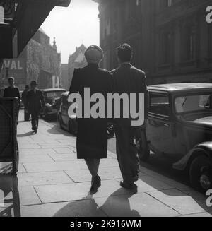 1940s couple. Un homme et une femme sont vus de derrière, marchant dans une rue de Bruxelles. Bruxelles Belgique 1946. Kristoffersson V144-4 Banque D'Images