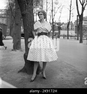 Dans le 1950s. Une femme est photographiée au printemps, portant une robe à larges pointillés à motifs. Suède 1959 Kristoffersson réf. CF57-2 Banque D'Images