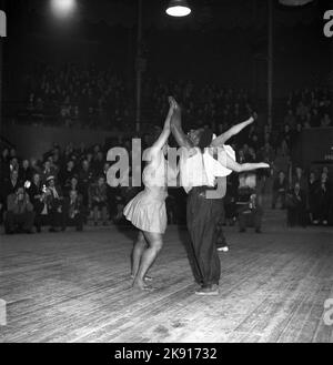 Danse dans le 1940s. Danseuses sur la piste de danse lors d'un spectacle où danse et action sont combinées. À ce moment dans le 1940s la danse jitterbug était populaire. Suède 1947. Kristoffersson réf. Z41-5 Banque D'Images