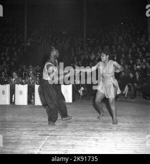 Danse dans le 1940s. Danseuses sur la piste de danse lors d'un spectacle où danse et action sont combinées. À ce moment dans le 1940s la danse jitterbug était populaire. Suède 1947. Kristoffersson réf. Z42-1 Banque D'Images