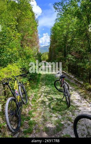 Bicyclettes garées sur le chemin de fer de Spoleto à Norcia, avec une coupe profonde en arrière-plan. Ombrie, Italie. Banque D'Images