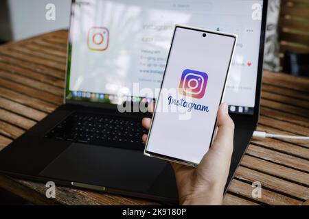 CHIANGMAI, THAÏLANDE - 09 juillet 2021: Une femme tenant un smartphone avec l'application Instagram sur l'écran. Instagram est une application de partage de photos pour Banque D'Images