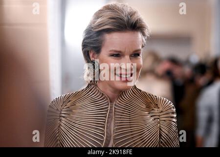 Reine Mathilde de Belgique photographiée lors de la visite officielle du couple royal belge en République de Lituanie, mardi 25 octobre 2022, à Vilnius. BELGA PHOTO DIRK WAEM Banque D'Images