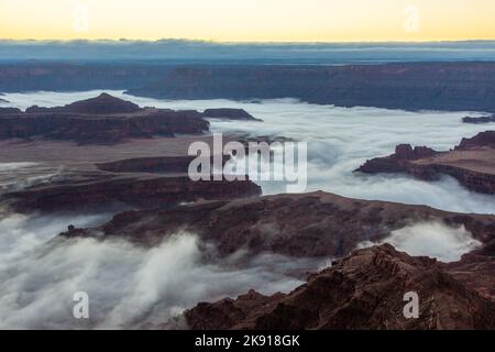 Une inversion de température en hiver produit un brouillard rare dans les canyons au-dessous du parc national Dead Horse point, à Moab, Utah. Banque D'Images