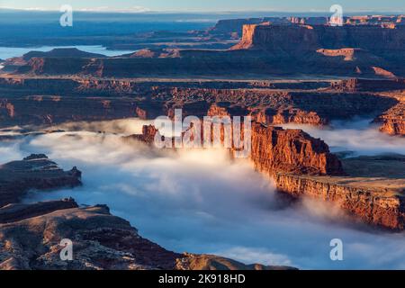 Une inversion de température en hiver produit un brouillard rare dans les canyons au-dessous du parc national Dead Horse point, à Moab, Utah. Banque D'Images