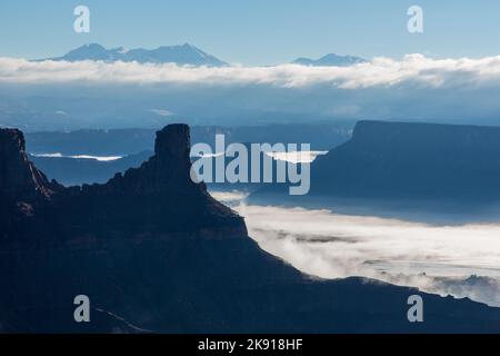 Une inversion de température en hiver produit un brouillard rare dans les canyons au-dessous du parc national Dead Horse point, à Moab, Utah. Banque D'Images