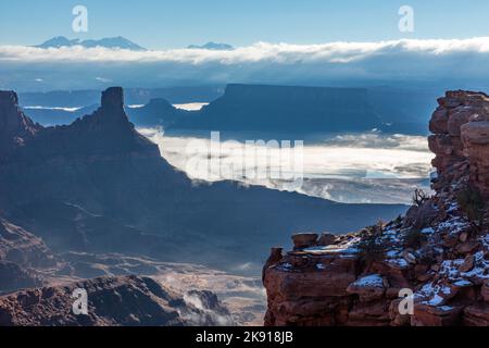 Une inversion de température en hiver produit un brouillard rare dans les canyons au-dessous du parc national Dead Horse point, à Moab, Utah. Banque D'Images