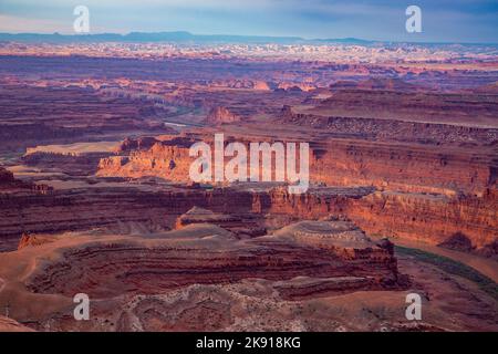 Vue vers le sud depuis le parc national Dead Horse point vers le quartier Needles du parc national Canyonlands, dans le sud-est de l'Utah. Banque D'Images