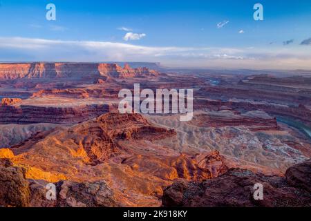 Vue vers le sud depuis le parc national Dead Horse point vers Hatch point près de Moab, Utah, surplombant le fleuve Colorado. Banque D'Images