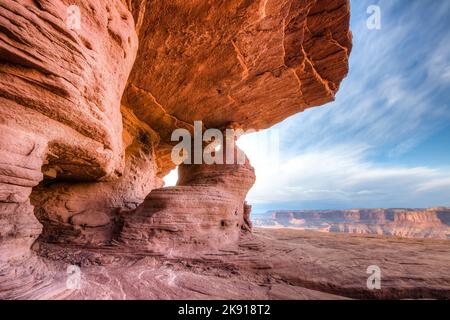 Une micro-arche au bord du canyon au parc national de Dead Horse point et au parc national de Canyonlands. Moab, Utah. Banque D'Images