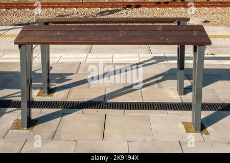 Banc incliné ou support incliné ou barre maigre (pas encore de nom établi) - nouveau remplacement moderne du banc traditionnel sur les gares de chemin de fer, bus ou tramway Banque D'Images