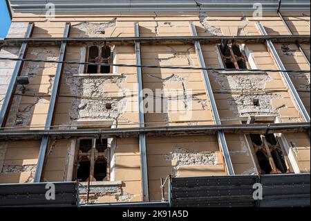 L'Aquila, Italie - 07-07-2022: Les bâtiments endommagés par le tremblement de terre de 2009 sont encore soutenus de nombreuses années plus tard Banque D'Images