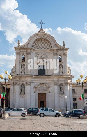 L'Aquila, Italie - 07-07-2022: La belle Piazza Duomo de l'Aquila avec ses bâtiments historiques et ses églises Banque D'Images