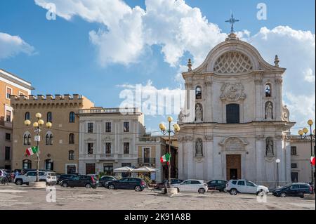 L'Aquila, Italie - 07-07-2022: La belle Piazza Duomo de l'Aquila avec ses bâtiments historiques et ses églises Banque D'Images