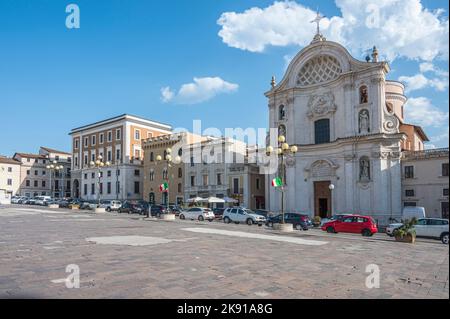 L'Aquila, Italie - 07-07-2022: La belle Piazza Duomo de l'Aquila avec ses bâtiments historiques et ses églises Banque D'Images