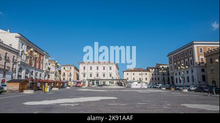 L'Aquila, Italie - 07-07-2022: Vue très grand angle de la belle Piazza Duomo de l'Aquila avec des bâtiments historiques et des églises Banque D'Images