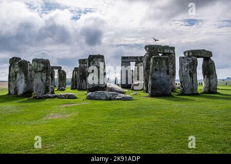 Un magnifique paysage de l'ancienne Stonehenge par une journée nuageux Banque D'Images