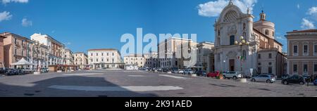 L'Aquila, Italie - 07-07-2022: Vue très grand angle de la belle Piazza Duomo de l'Aquila avec des bâtiments historiques et des églises Banque D'Images