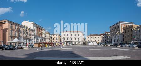 L'Aquila, Italie - 07-07-2022: Vue très grand angle de la belle Piazza Duomo de l'Aquila avec des bâtiments historiques et des églises Banque D'Images