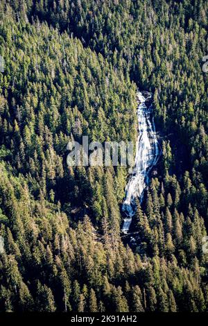 Une cascade dans le monument national Misty Fjords en Alaska, Etats-Unis Banque D'Images