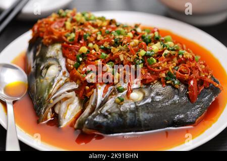 Tête de poisson à la vapeur avec poivrons rouges chauds hachés, cuisine chinoise du Hunan Banque D'Images